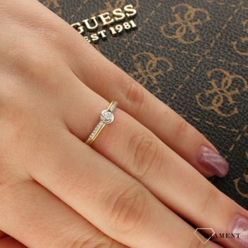 Pierścionek złoty DIAMENT 585 kobieca oprawa, diamenty 0660027157 HSI. Delikatny pierścionek w kolorze żółtego złota z brylantami, które jest ozdobione po obu stronach delikatnymi brylantami oraz pośrodku..jpg
